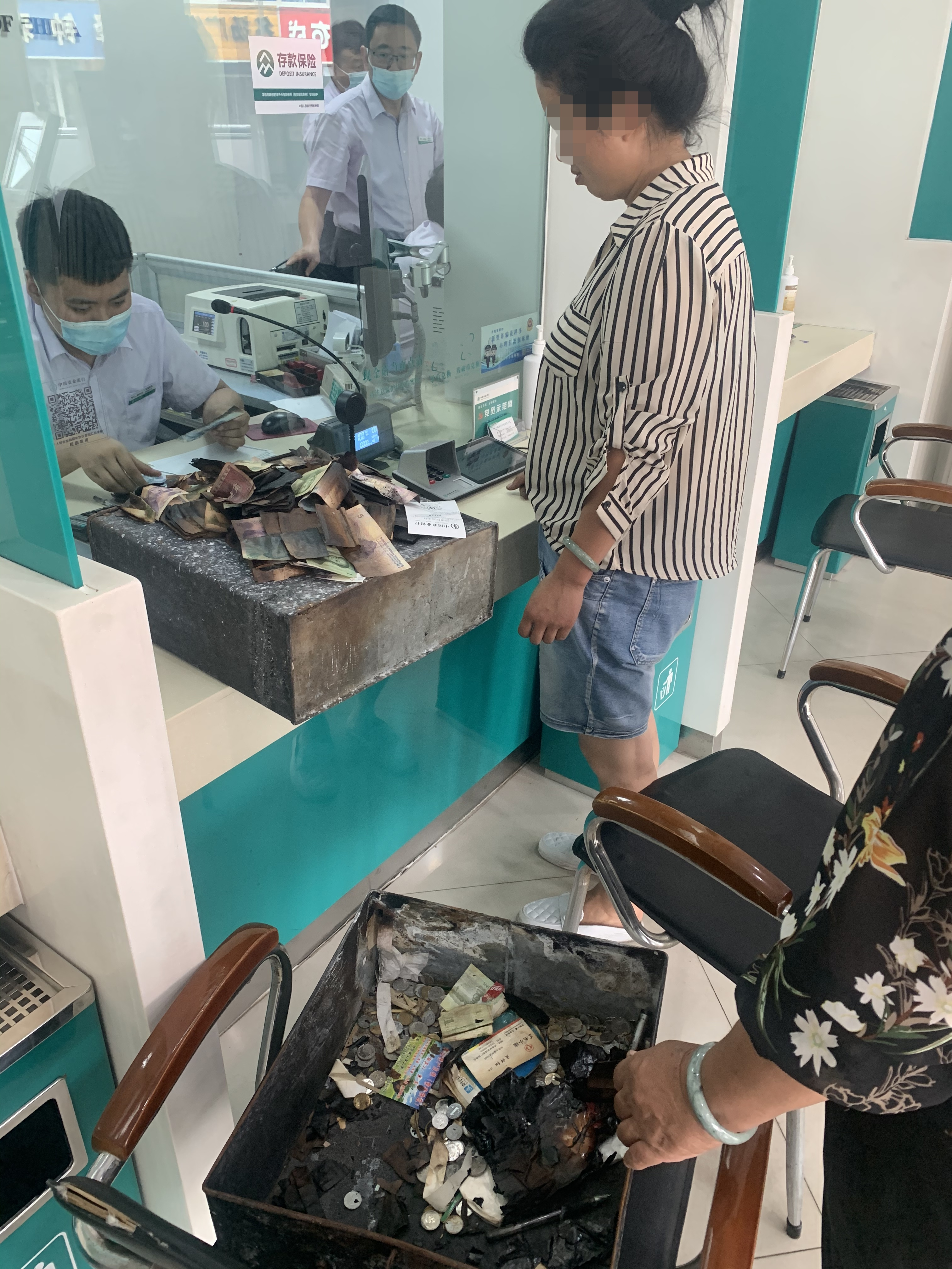 大火无情烧学费 农行有情速救急