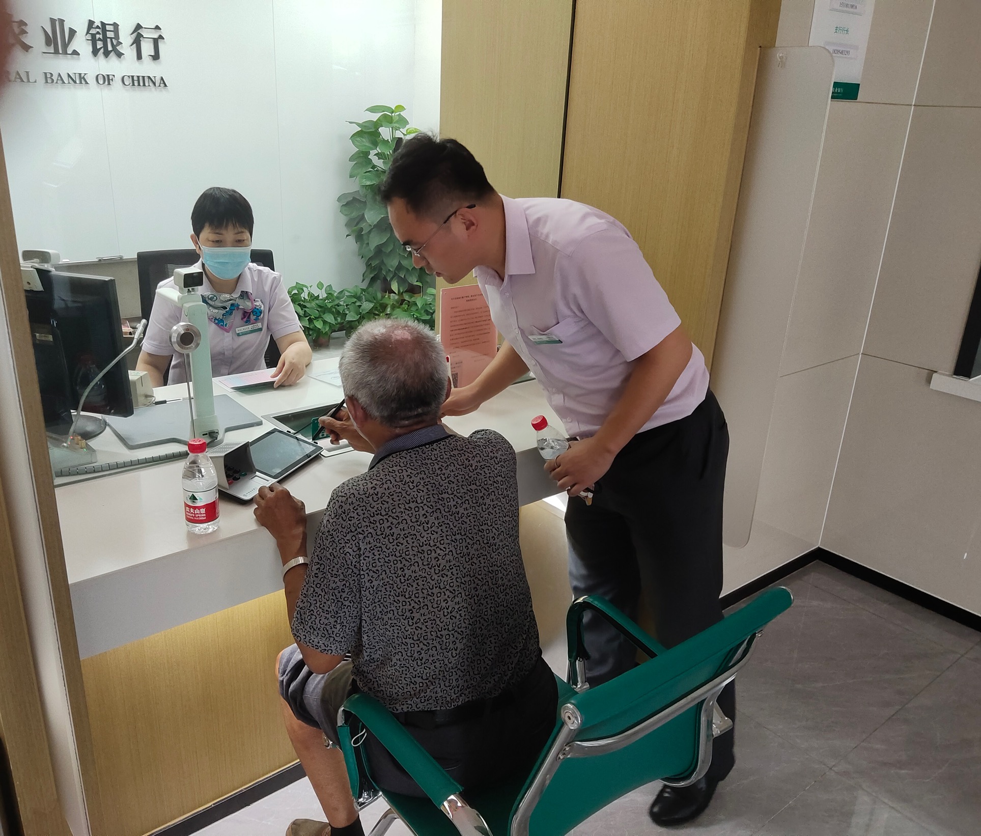 将服务“搬出”网点，让“浓情”护航晚年