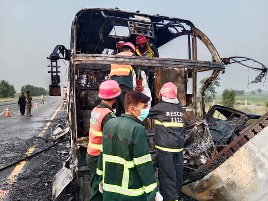 20 человек погибли, 15 пострадали в результате возгорания автобуса в Пакистане