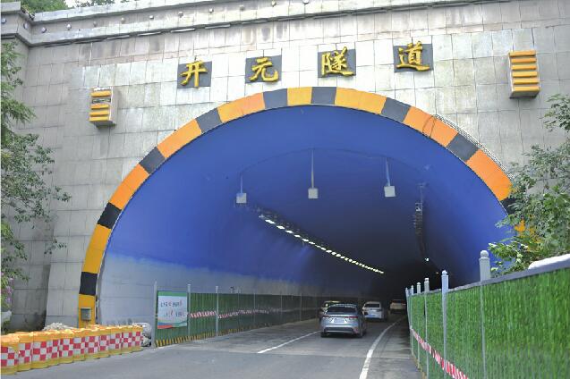 开元隧道多路段加固防漏水 蓝色墙面喷绘逐步推进