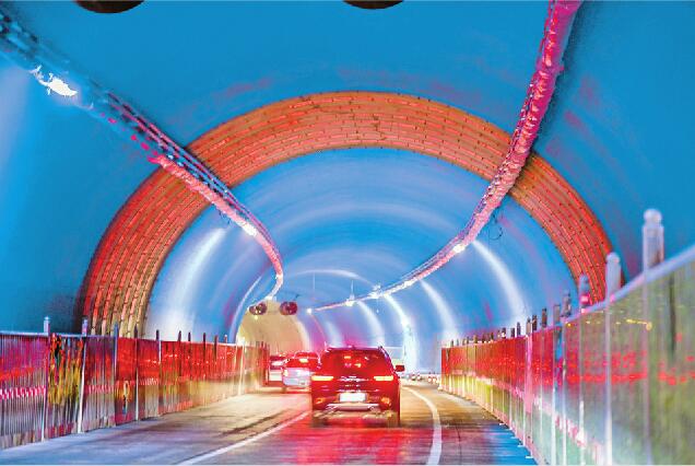 开元隧道多路段加固防漏水 蓝色墙面喷绘逐步推进