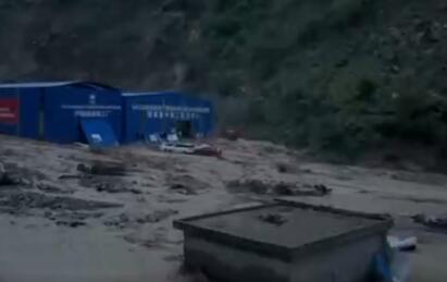 四川金阳县境内突发山洪致一工棚多人被困 已有3人被救出