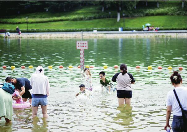 网红戏水点凤凰湖有了“安全网” 浅水区戏水无忧