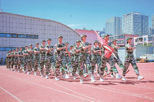 山东省实验中学近1300名新生军训结业 军训季开启高中生活“第一课”