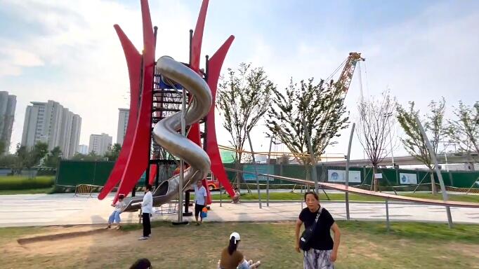 地铁彭家庄站旁5万平米公园建成 新添免费儿童游乐设备