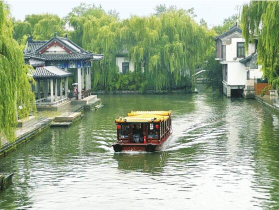 Travelling in Quancheng in Autumn Drizzle