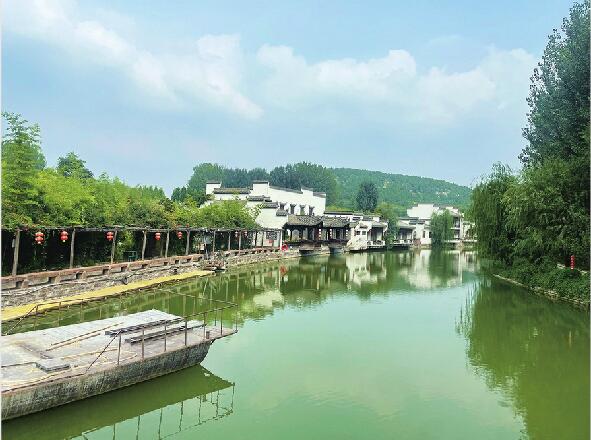 来这里尝尝玫瑰鲜花饼，泛舟“小江南”