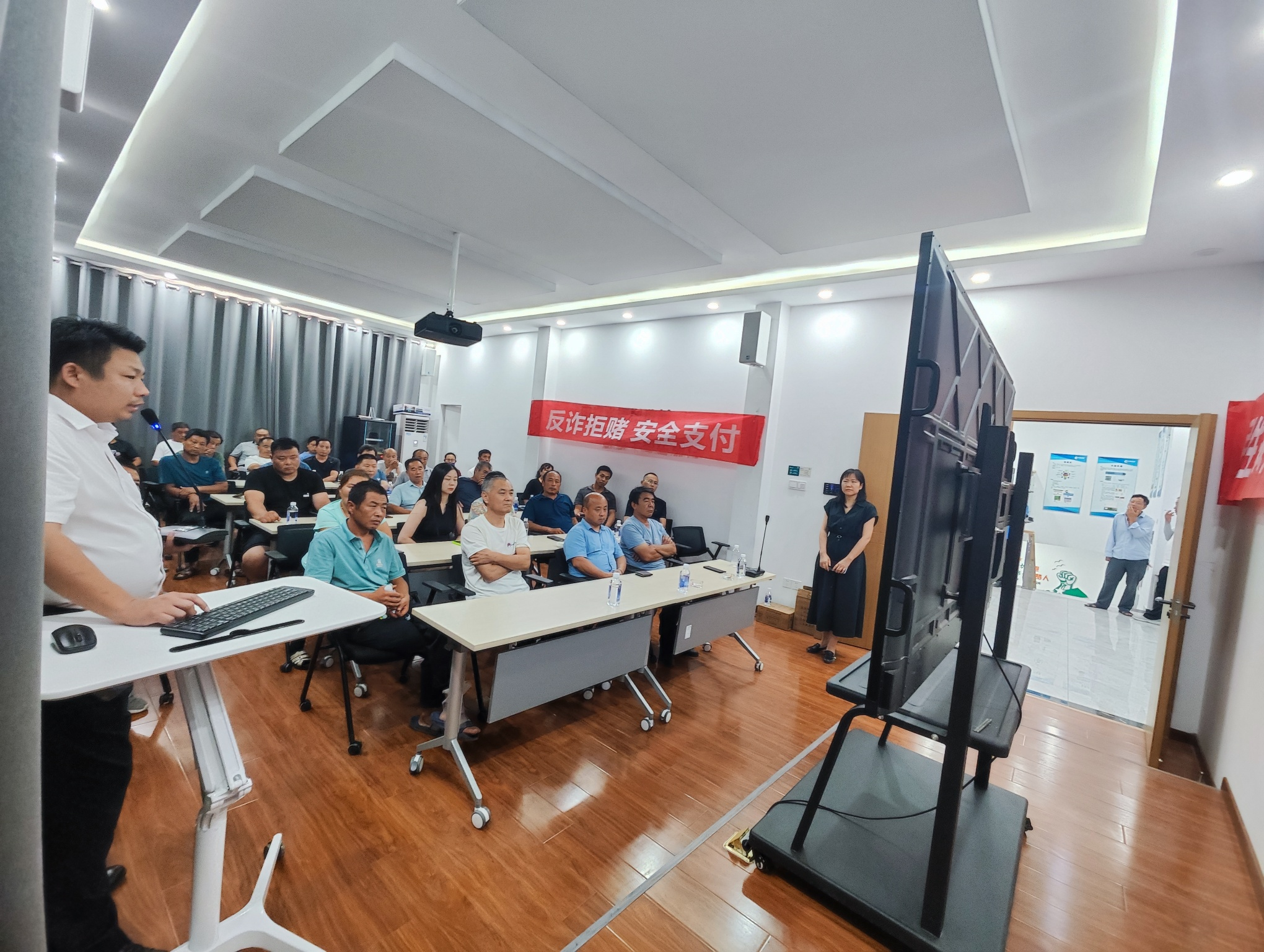 中国民生银行舜华北路支行 积极开展反诈拒赌安全支付宣传活动