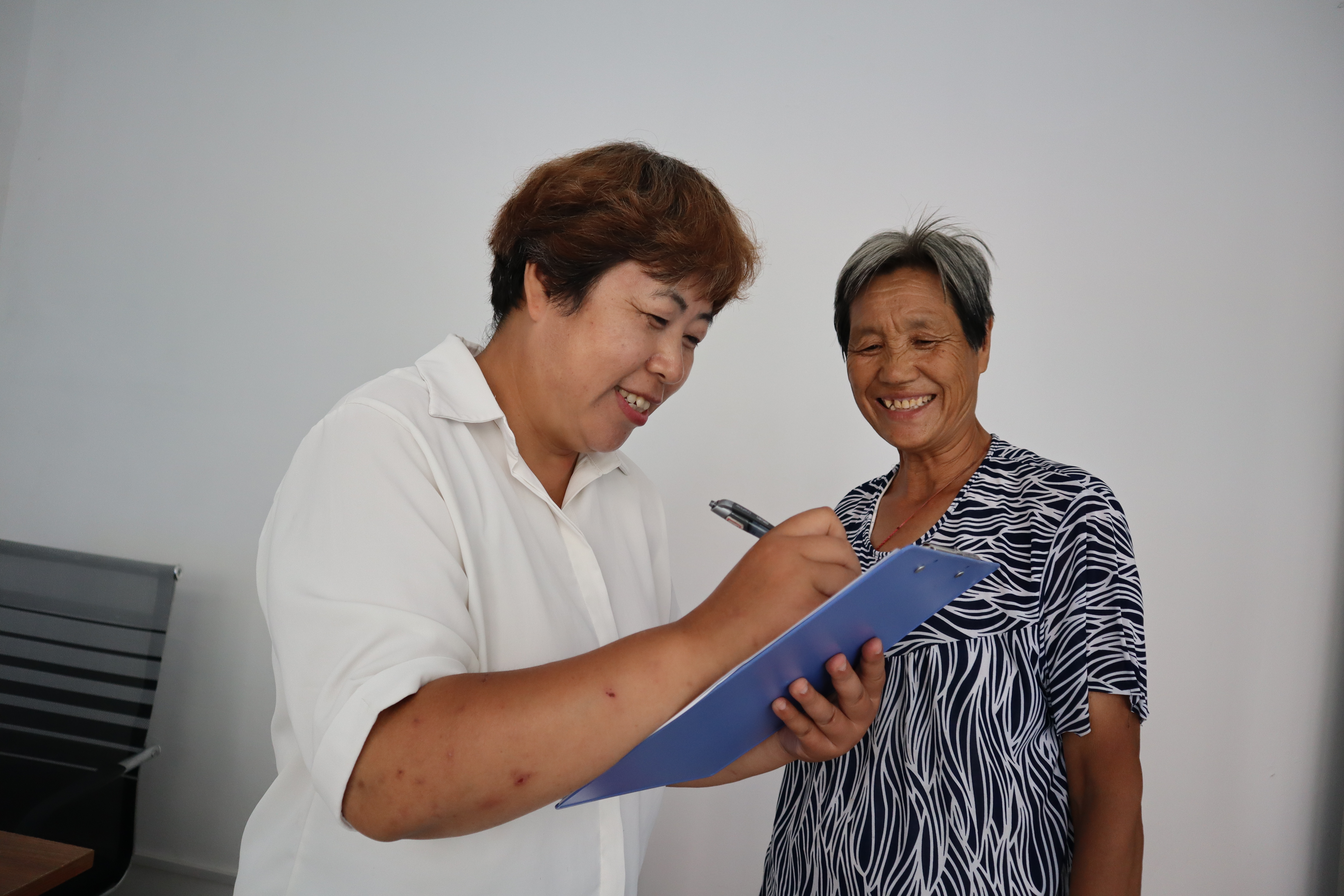 融媒·见证｜社区成立“找茬队”，物业通过“试用期”——老小区来了“新管家”