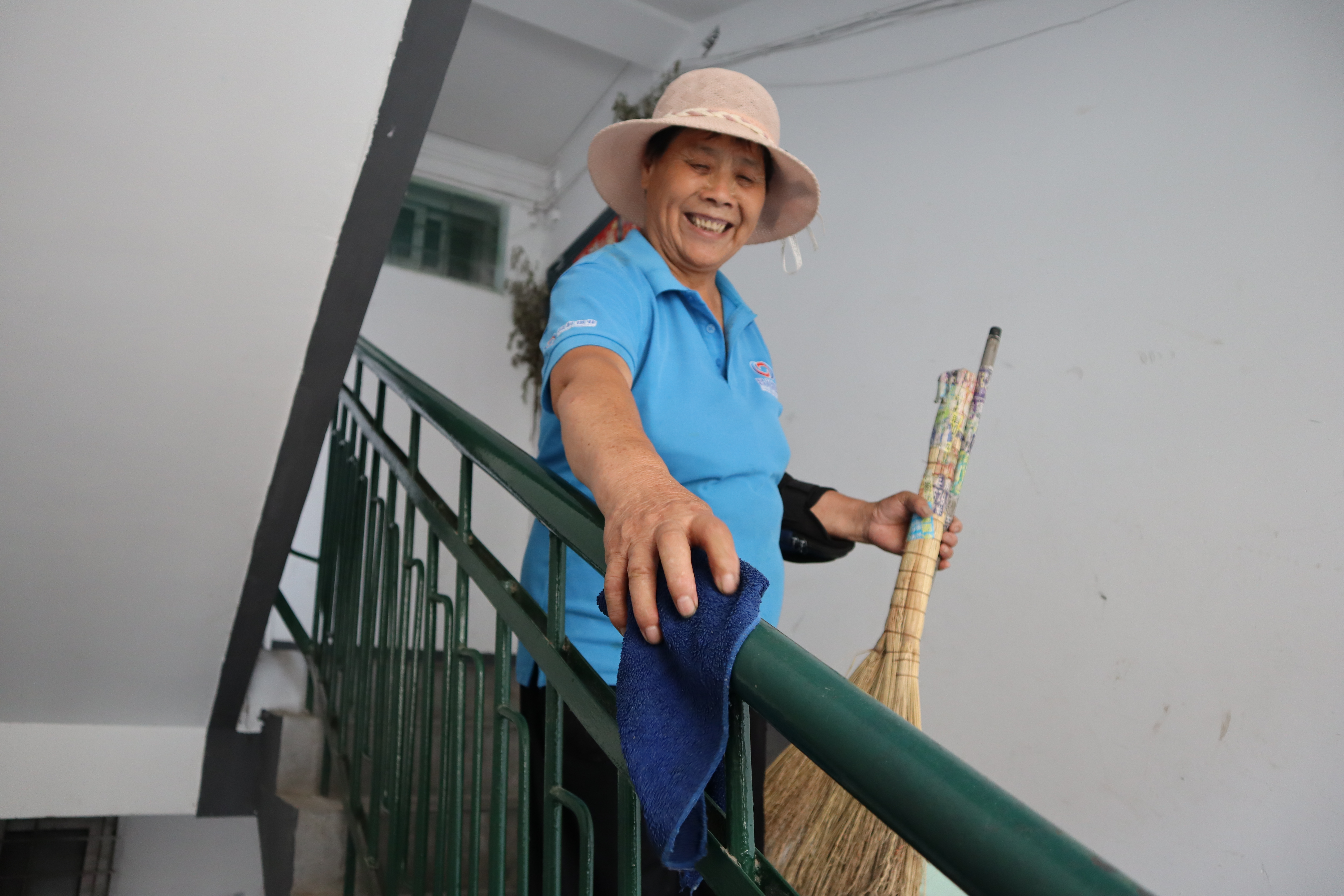 融媒·见证｜社区成立“找茬队”，物业通过“试用期”——老小区来了“新管家”