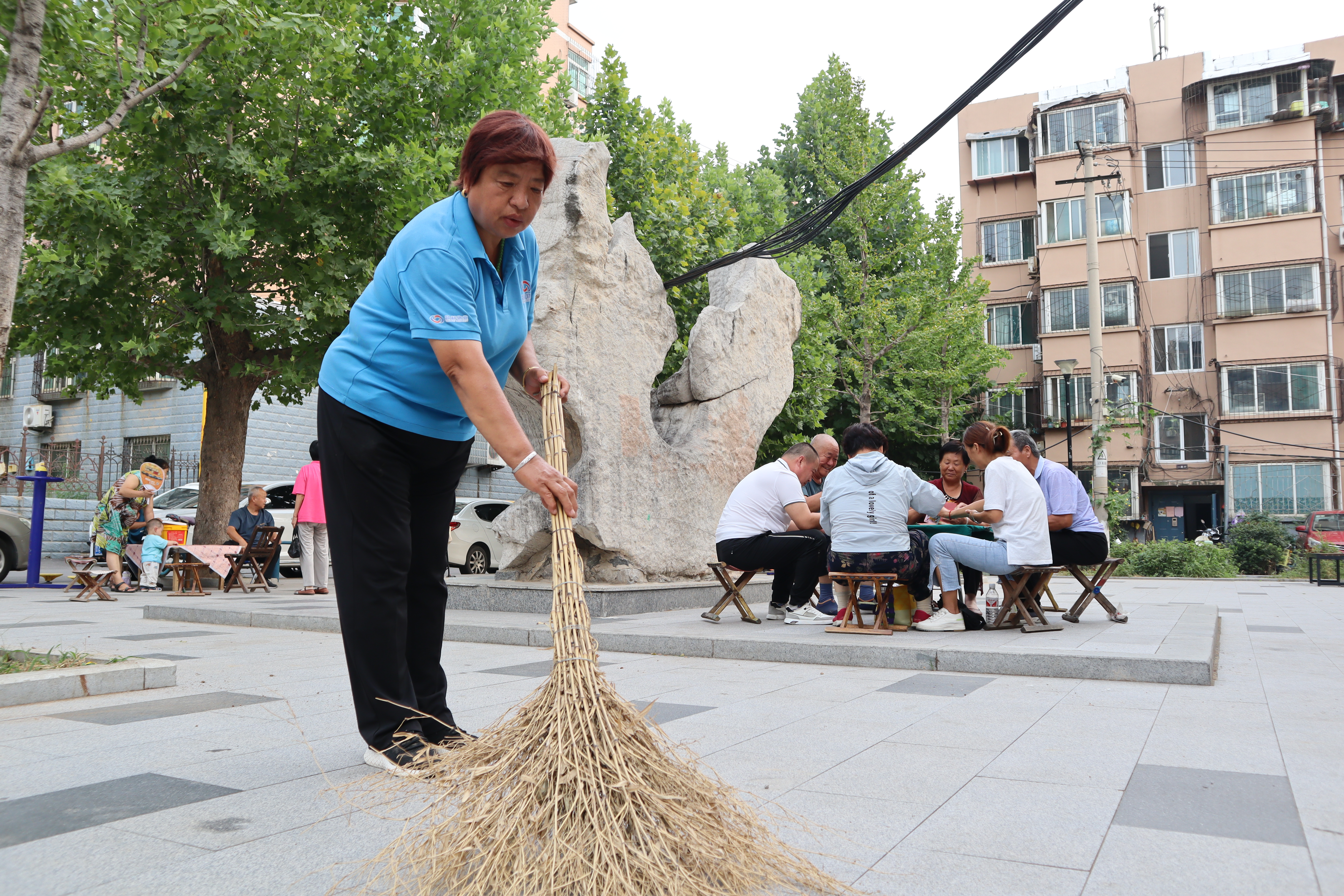 融媒·见证｜社区成立“找茬队”，物业通过“试用期”——老小区来了“新管家”