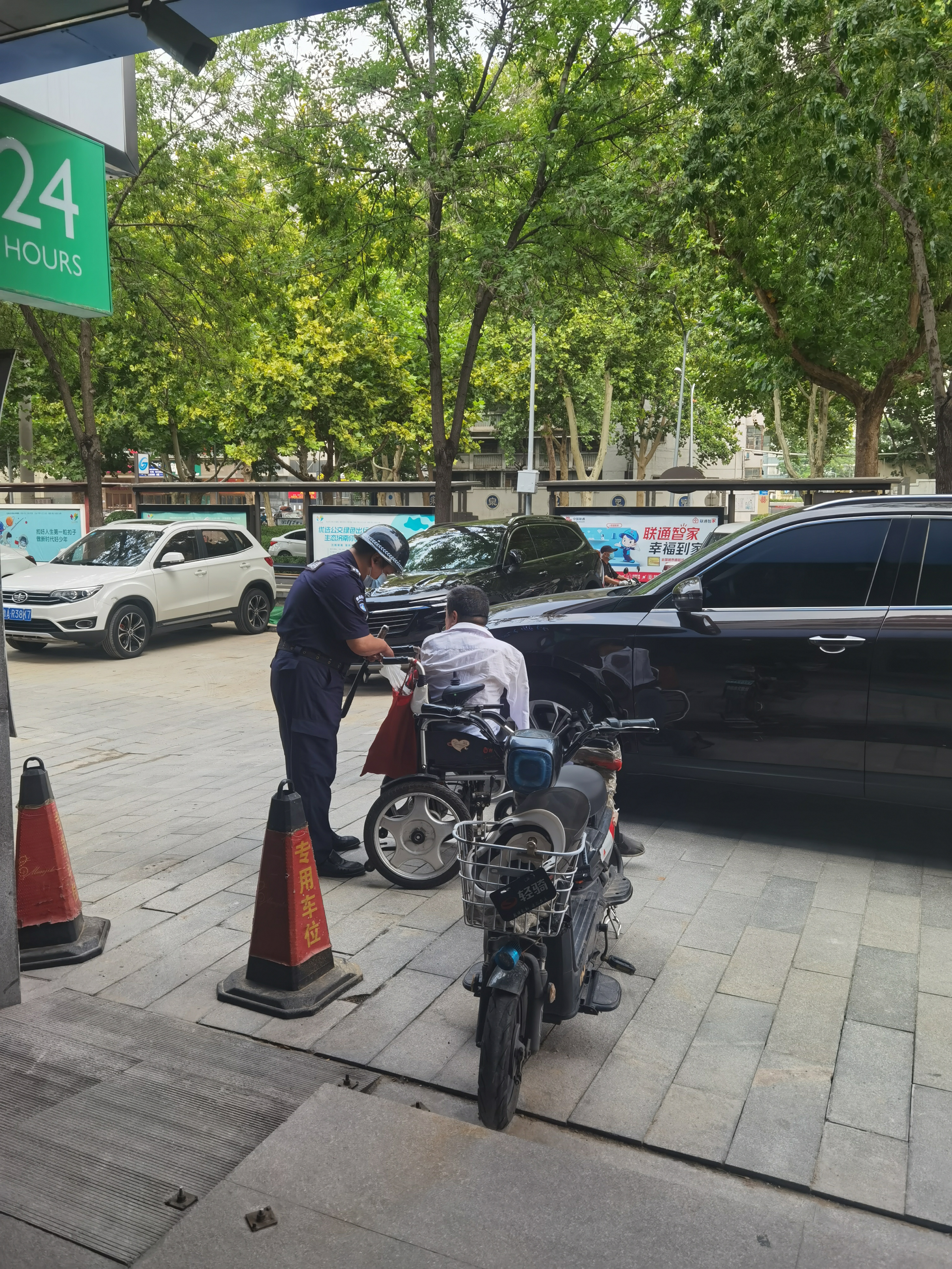 民生银行济南千佛山支行贴心关爱特殊群体，暖心服务获称赞