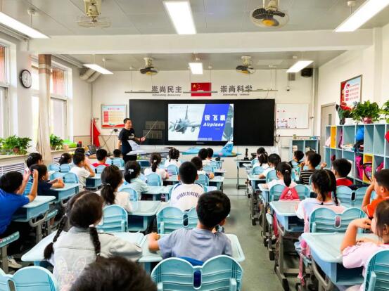 山东师范大学附属小学开展飞机知识科普小课堂