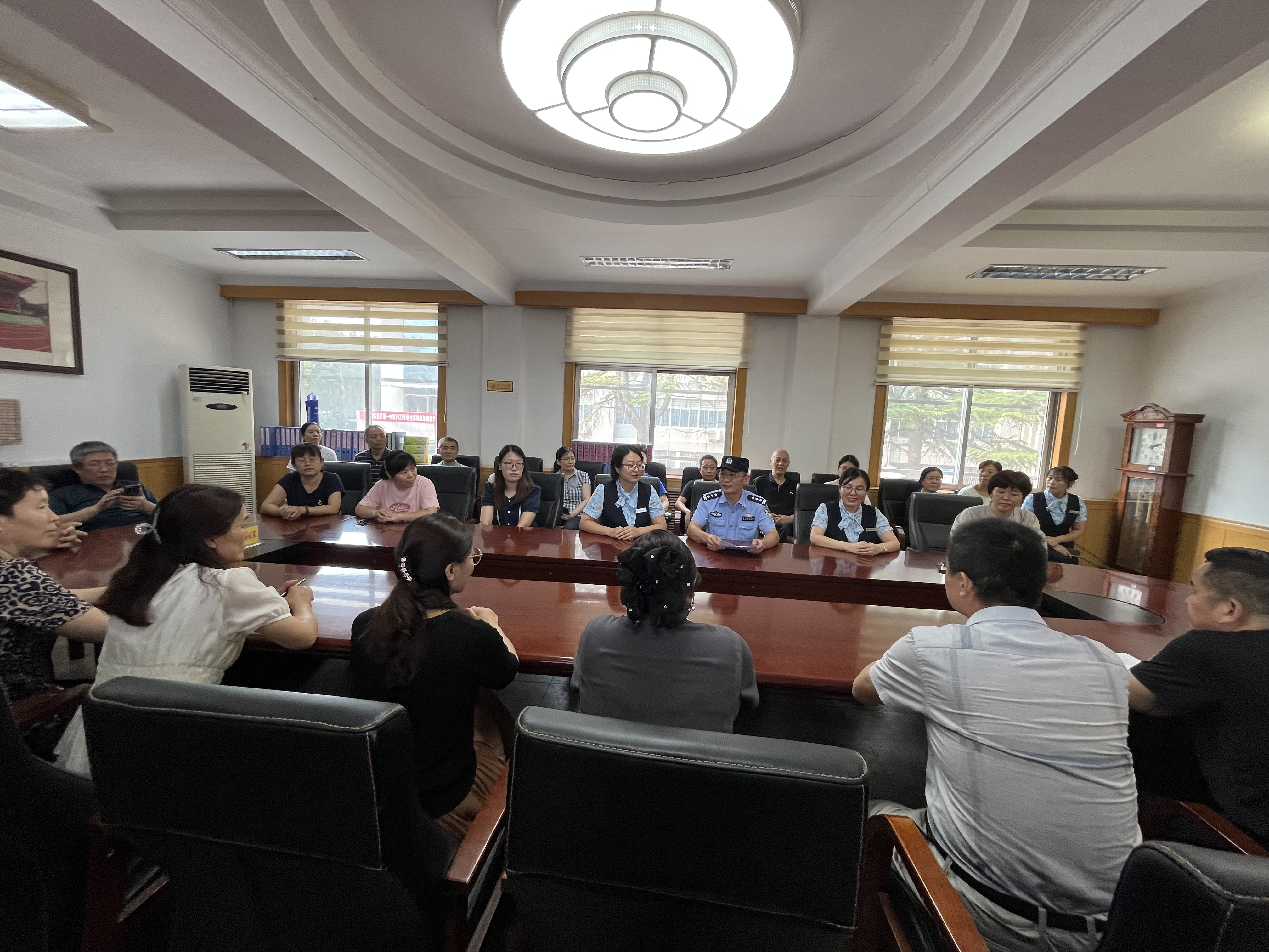 民生银行济宁邹城支行联合邹城铁西派出所走进兖矿一中开展反诈知识会议