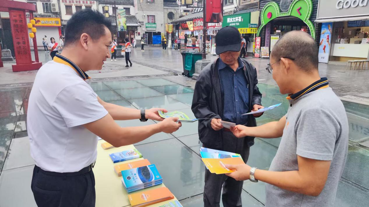 警民联动进商圈 金融知识进万家——阳光人寿山东分公司开展金融知识进商圈活动
