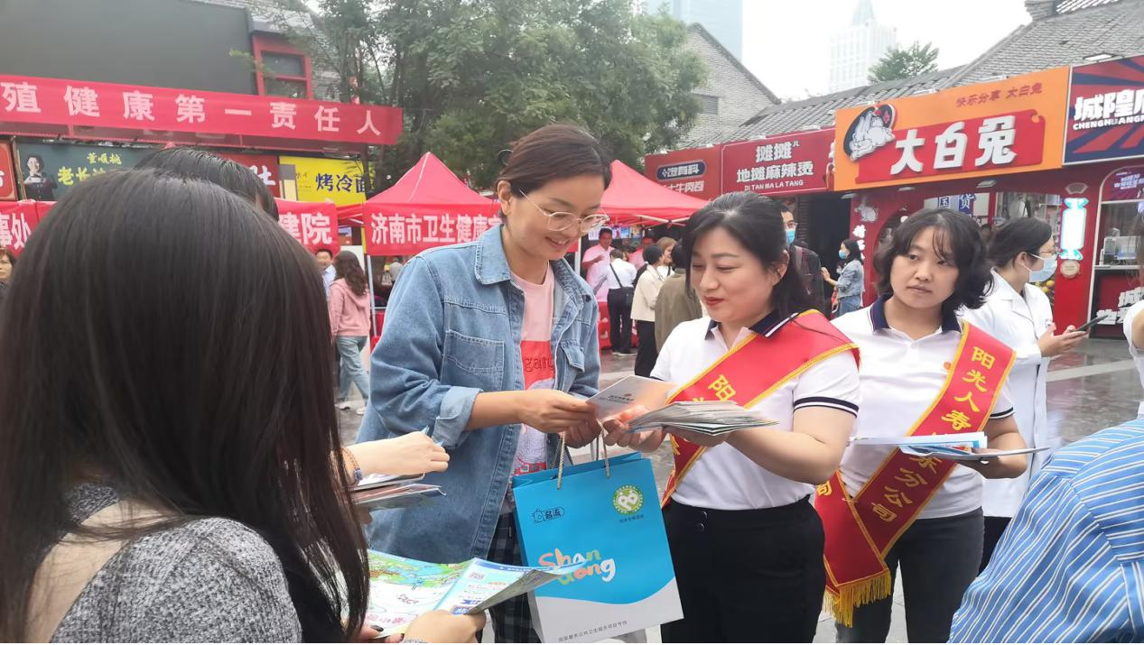 警民联动进商圈 金融知识进万家——阳光人寿山东分公司开展金融知识进商圈活动