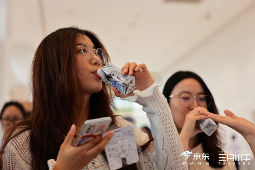 三只小牛携手京东营销破圈，中秋节“软月亮”引全民关注