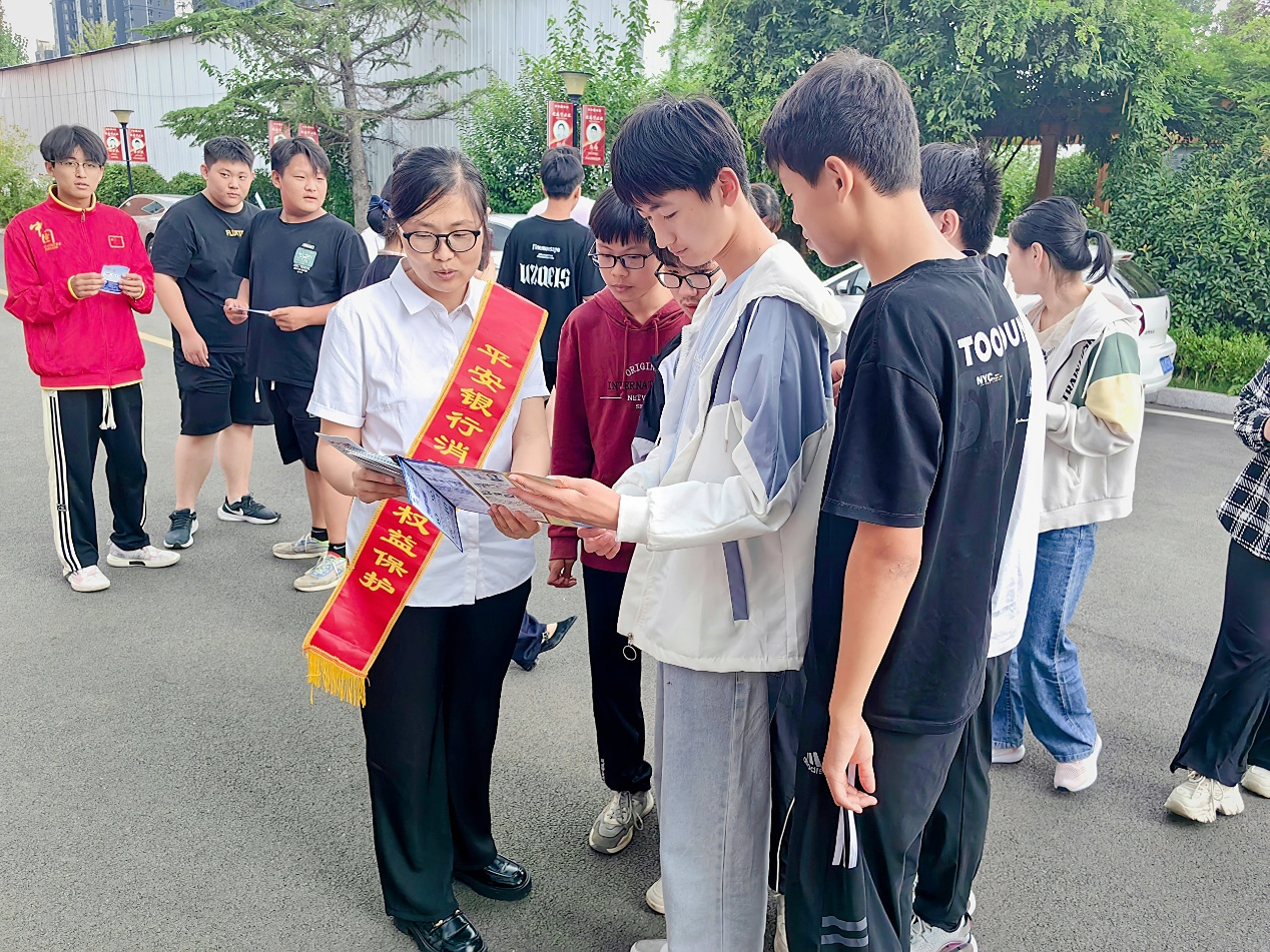 平安银行临沂分行开展“反诈识诈 护航学子”校园 消保知识宣传活动