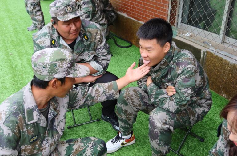 融媒·先锋丨　“治愈系”教官走红后：“我不想当网红，我更希望咱们的中医成网红”