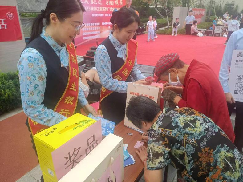 民生银行济南槐荫支行开展 “金融消费者权益保护教育宣传月”进社区宣传活动