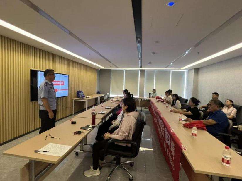 民生银行济南历城支行联合派出所和居委会开展反诈宣传活动