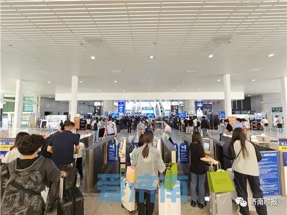 人人人人人，流量超5倍，这是今天的济南长途汽车站，网友：“昨天笑别人堵高速，今天堵在汽车站”