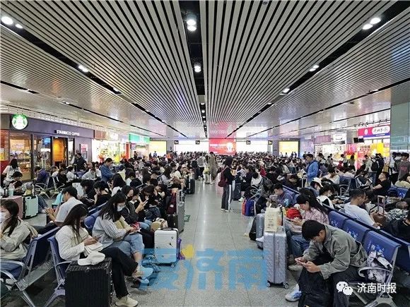 人人人人人，流量超5倍，这是今天的济南长途汽车站，网友：“昨天笑别人堵高速，今天堵在汽车站”