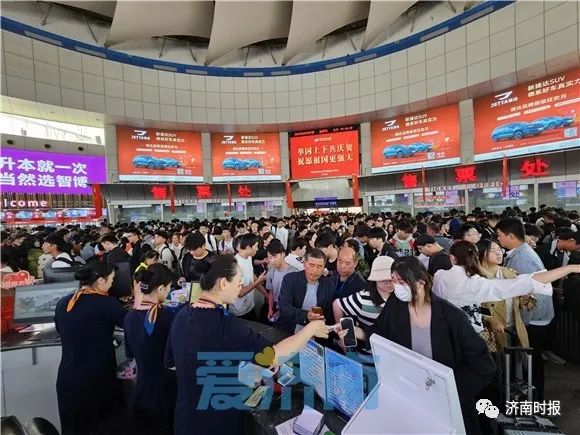 人人人人人，流量超5倍，这是今天的济南长途汽车站，网友：“昨天笑别人堵高速，今天堵在汽车站”