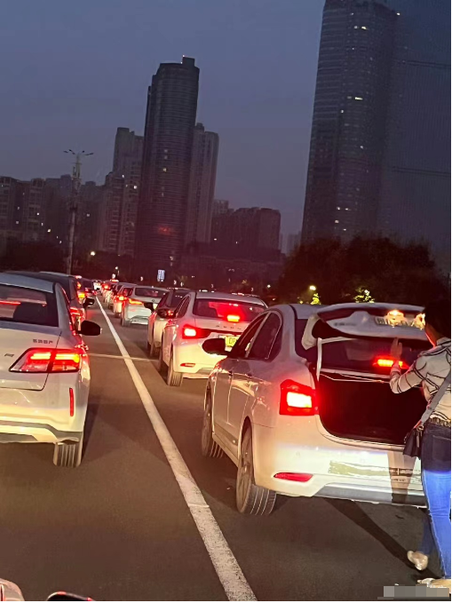 人人人人人，流量超5倍，这是今天的济南长途汽车站，网友：“昨天笑别人堵高速，今天堵在汽车站”