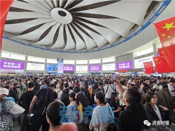 人人人人人，流量超5倍，这是今天的济南长途汽车站，网友：“昨天笑别人堵高速，今天堵在汽车站”