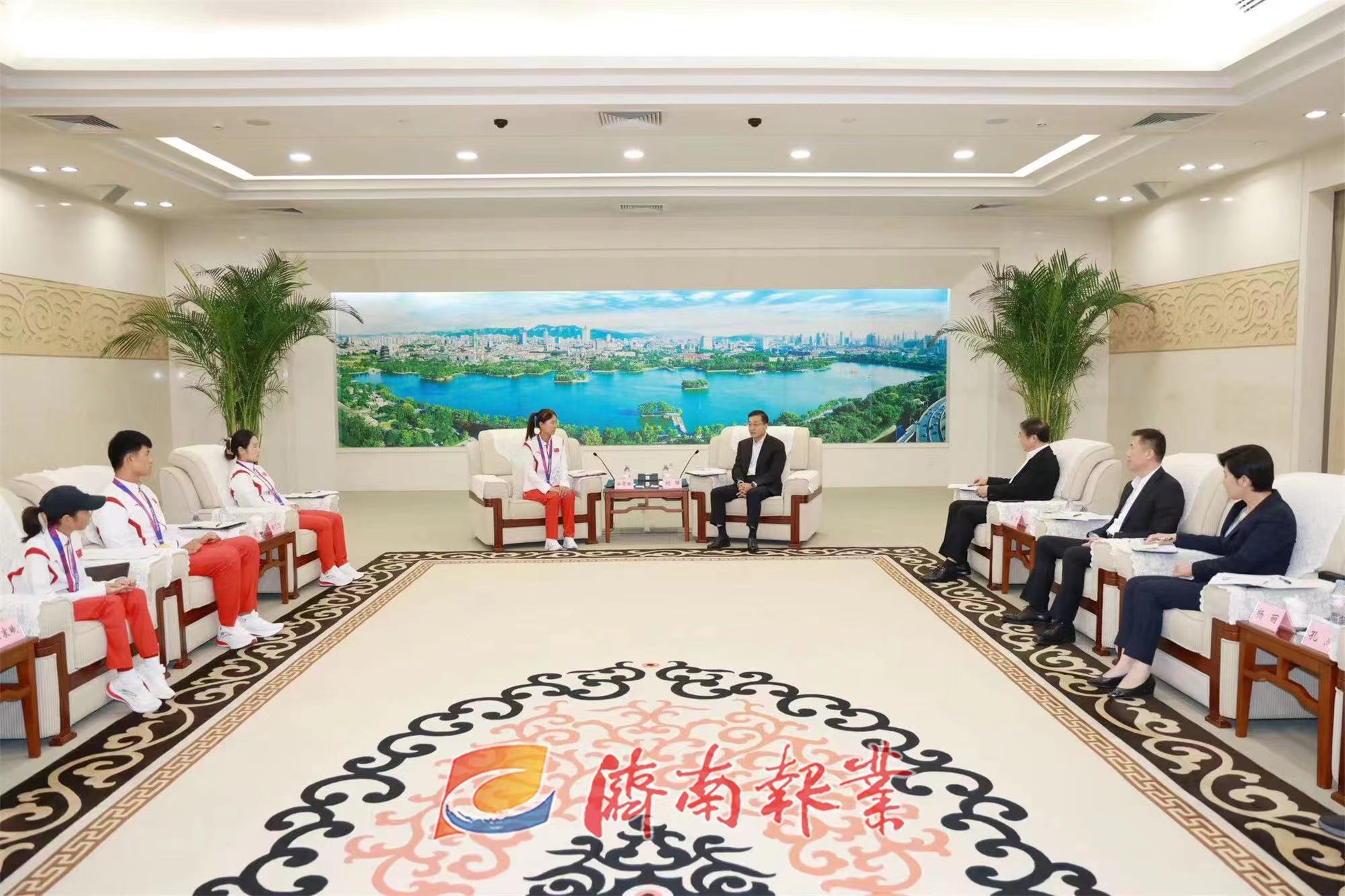 刘强会见济南市第19届亚运会夺冠运动员、教练员代表 杨峰参加