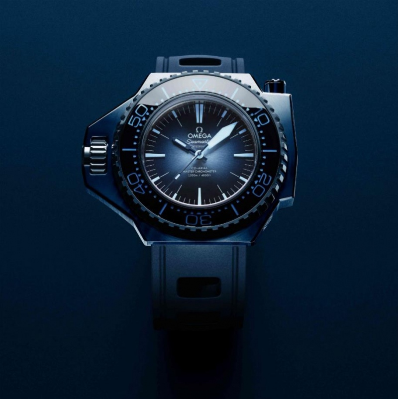 全新欧米茄海马系列Seamaster in Summer Blue腕表，更深、更蓝、更未来