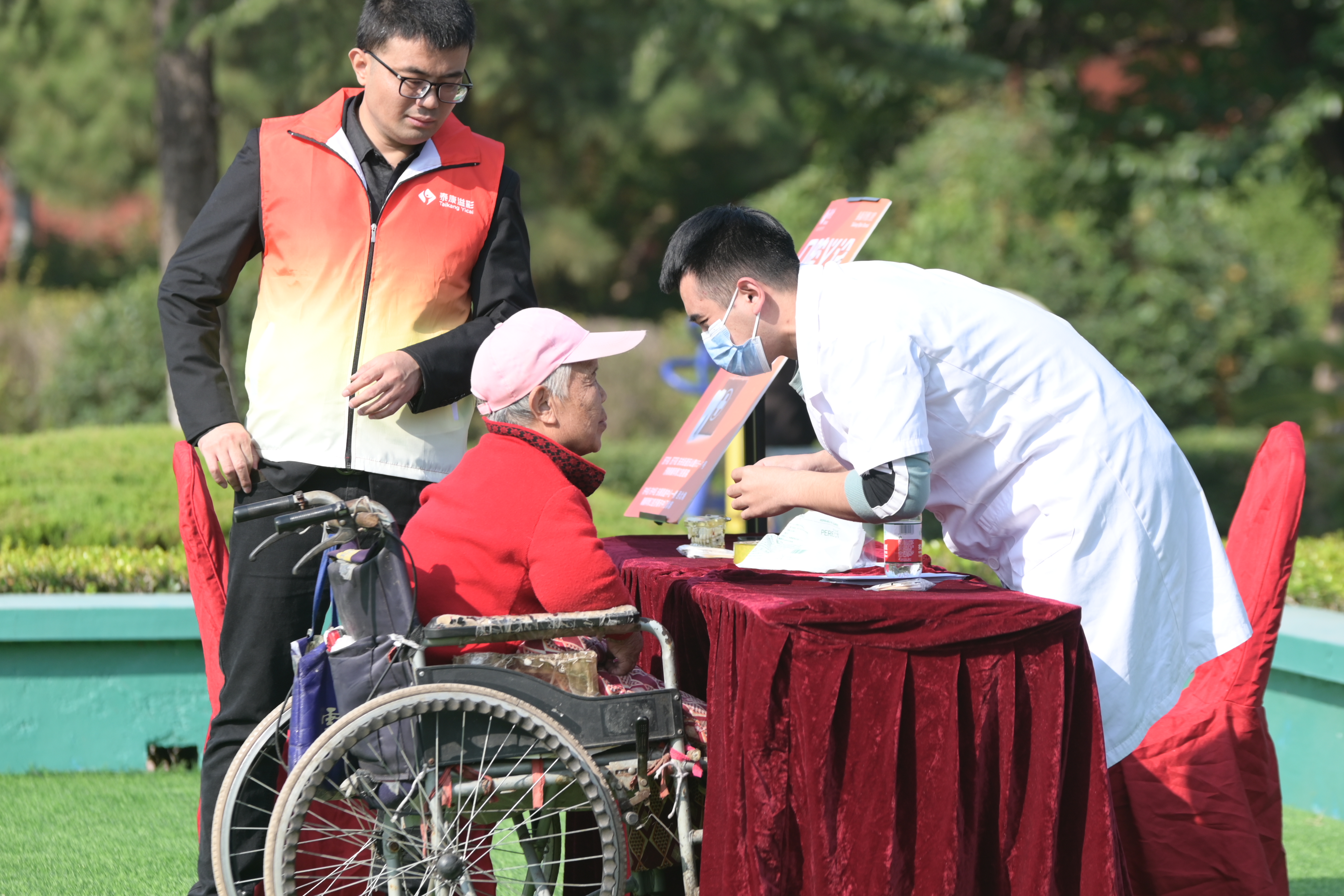 暖暖重阳节！这场活动情意浓！ 泰康“溢彩千家”公益项目落地济南章丘  10月23日，泰康溢彩公益基金会捐助挂牌仪式在济南市章丘区日月潭养老中心