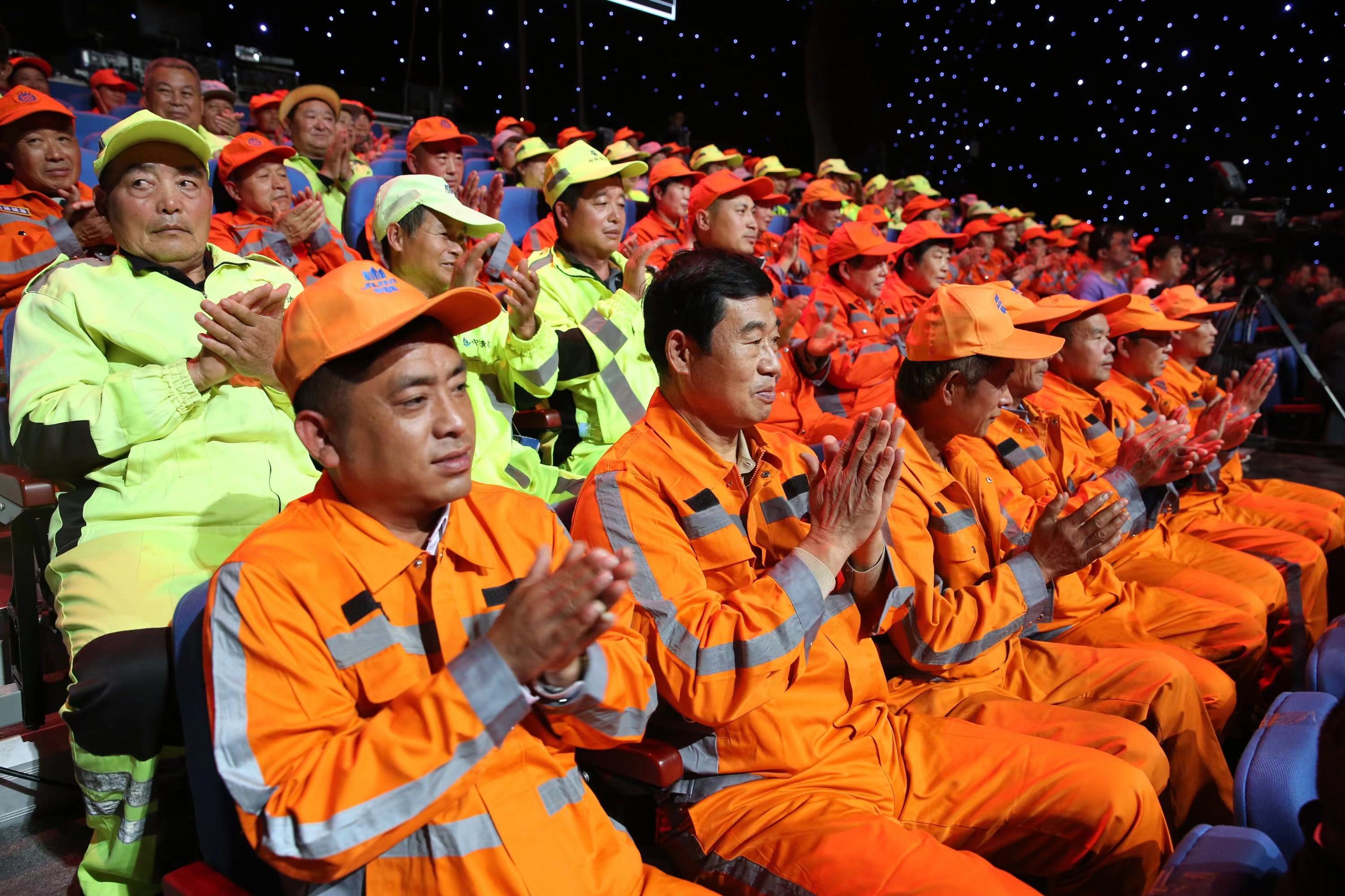 新华保险济南中心支公司慰问环卫工人先进模范