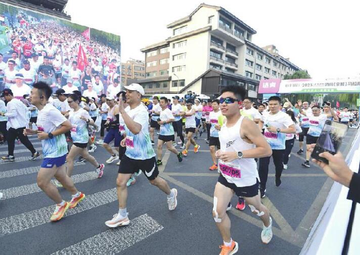 Leidenschaftlicher Jinan Marathon mit etwa 30.000 Teilnehmern