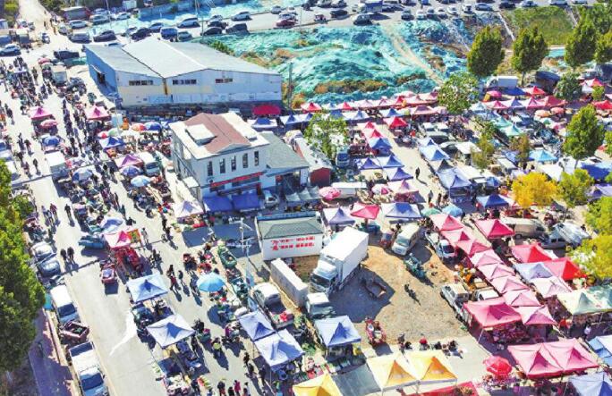 Viel Betrieb auf dem Dorf-Markt