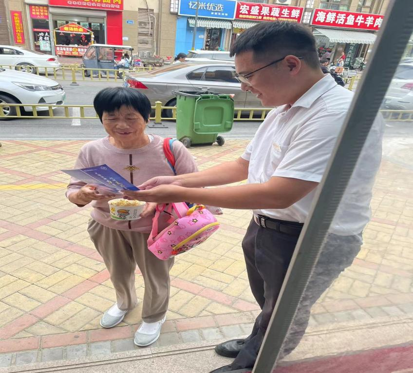 民生银行济南泰悦赫府社区支行开展”金融消费者权益保护宣传”活动