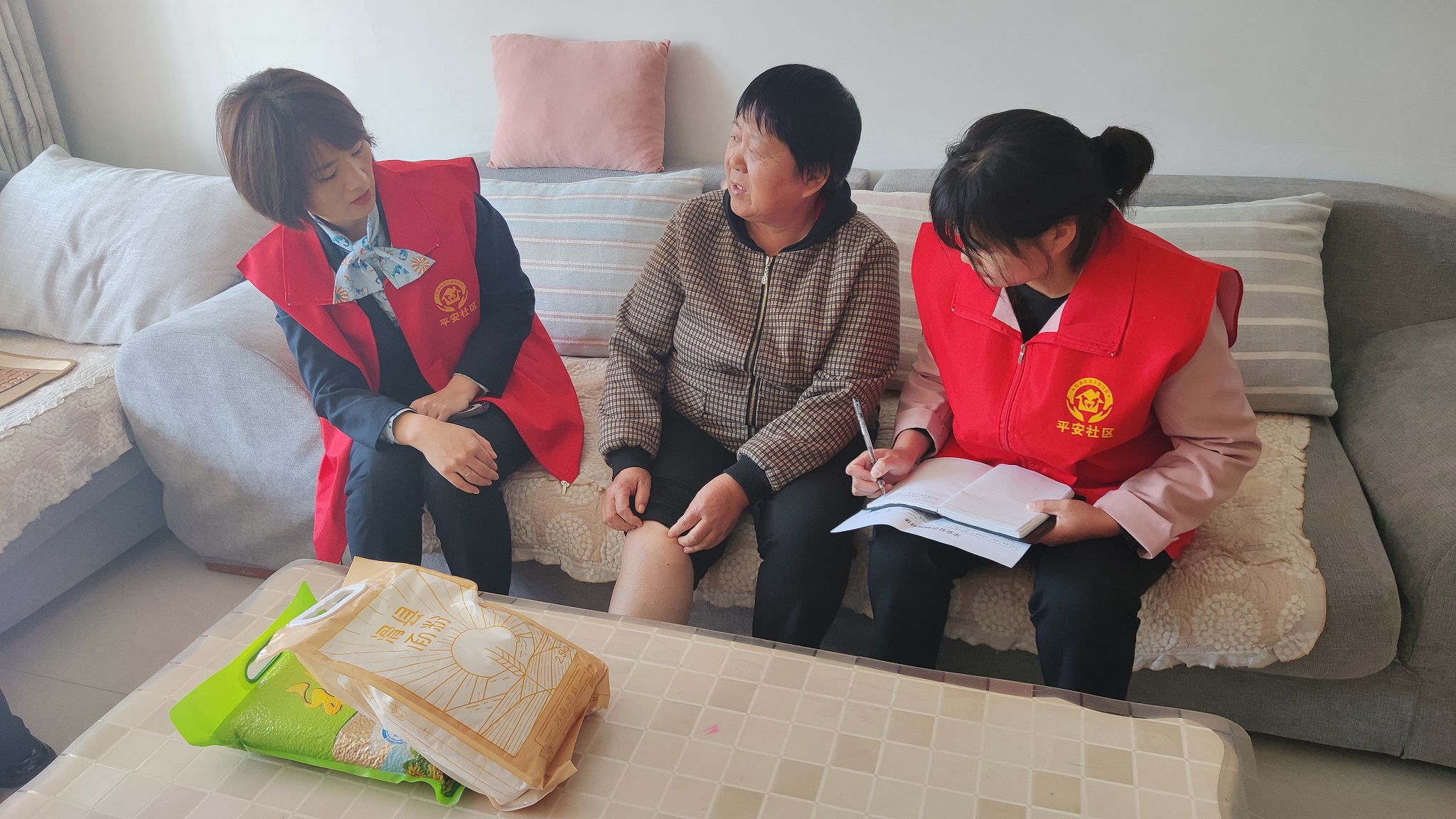 中国民生银行临沂临沭步行街社区支行开展“并肩同心 悦享桑榆”敬老月主题活动