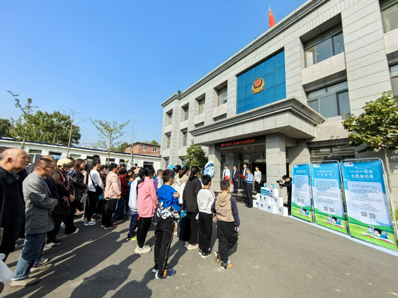 我们携手一起 让“小海豚”们拥有幸福童年