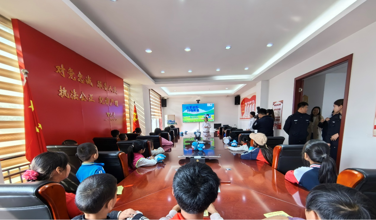 我们携手一起 让“小海豚”们拥有幸福童年