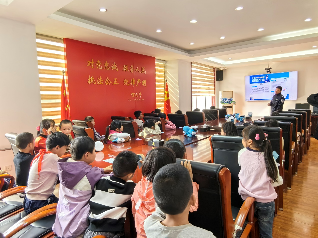 我们携手一起 让“小海豚”们拥有幸福童年