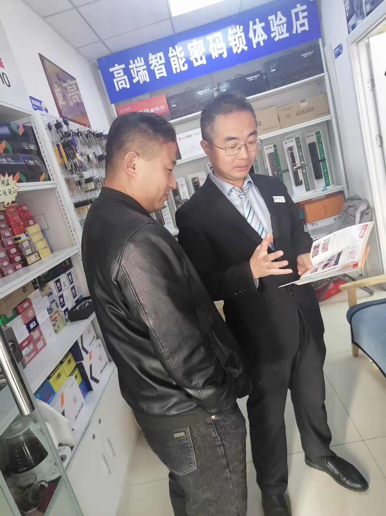 民生银行济南千佛山支行开展反假货币宣传活动