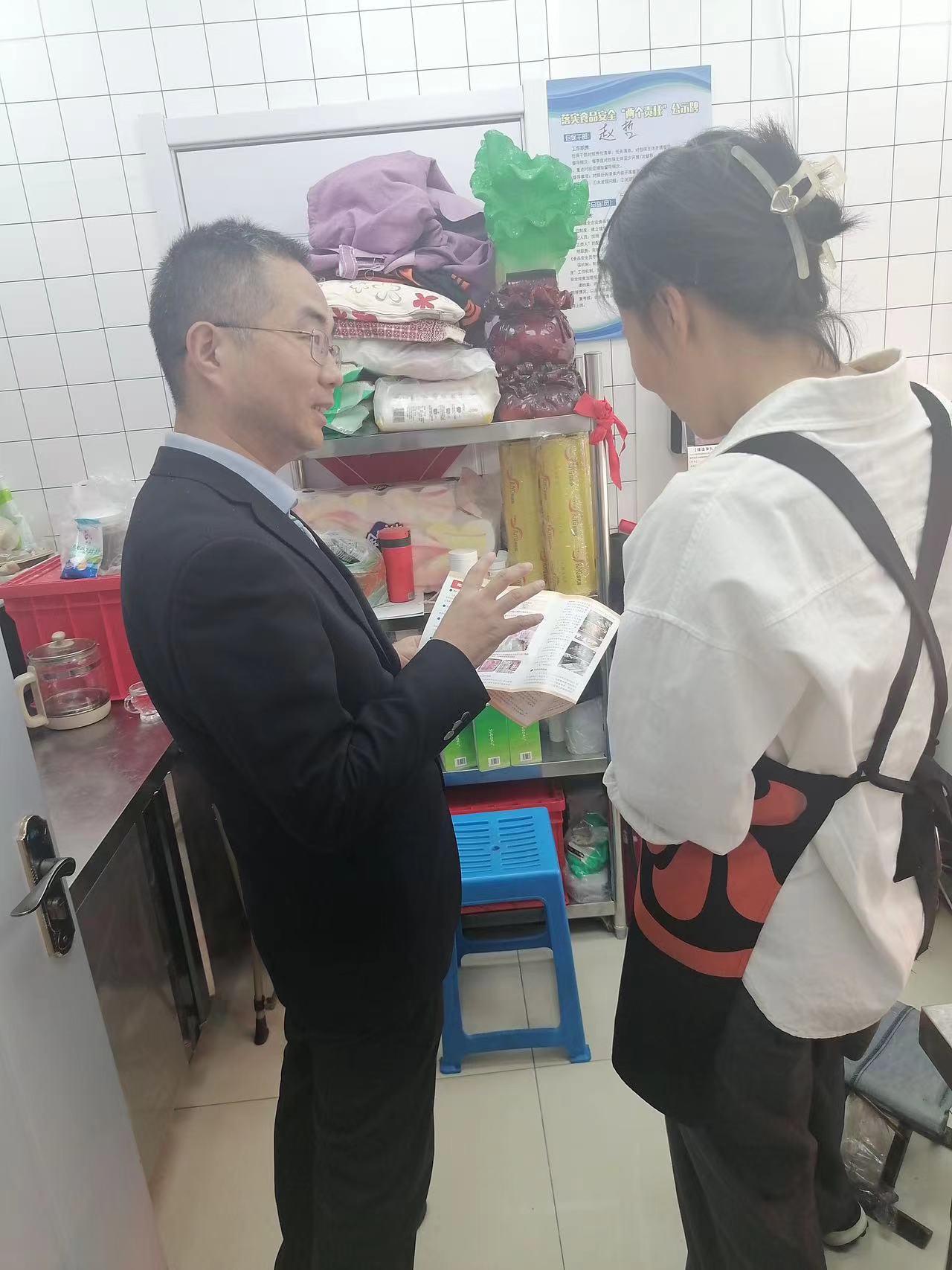 民生银行济南千佛山支行开展反假货币宣传活动