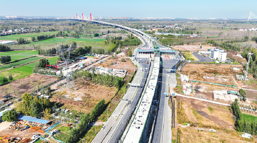 有軌電車立体交差は黄河鳳凰大橋と「手を繋ぐ」