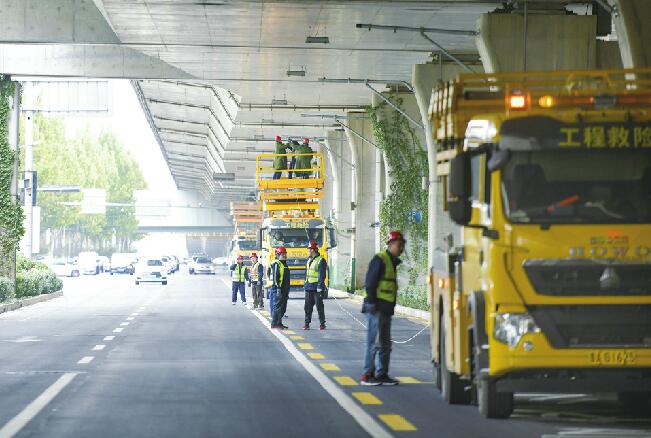 济南二环南路高架下架设电车架空触线网