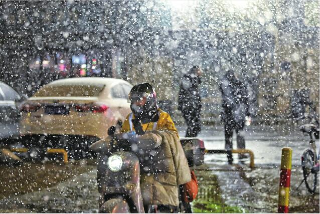 泉城昨夜迎来今冬首场降雪 济南气象台发布道路结冰黄色预警信号