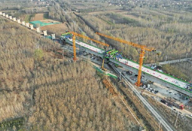 La première poutre continue de 100 mètres sur toute la ligne de train à grande vitesse Jinan - Binzhou fusionne en douceur