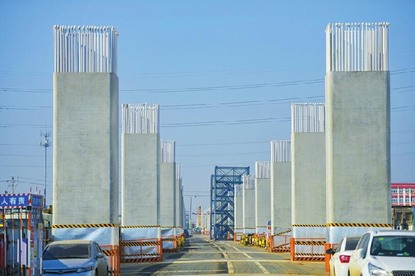 工业北路快速路东延建起数百根高架桥墩