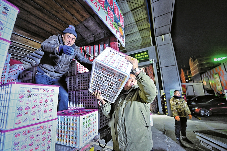 凌晨4点水果批发市场众生相：为市民果篮子“抢鲜” 也为日子越过越甜