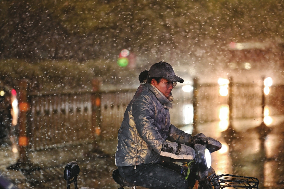 济南千车备战除雪融冰 8000余吨环保型融雪剂补充到位 重要路段清雪方案动态调整